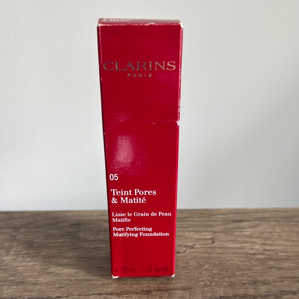 Clarins Red Teint Pores & Matité Foundation in shade 05 nude cappuccino